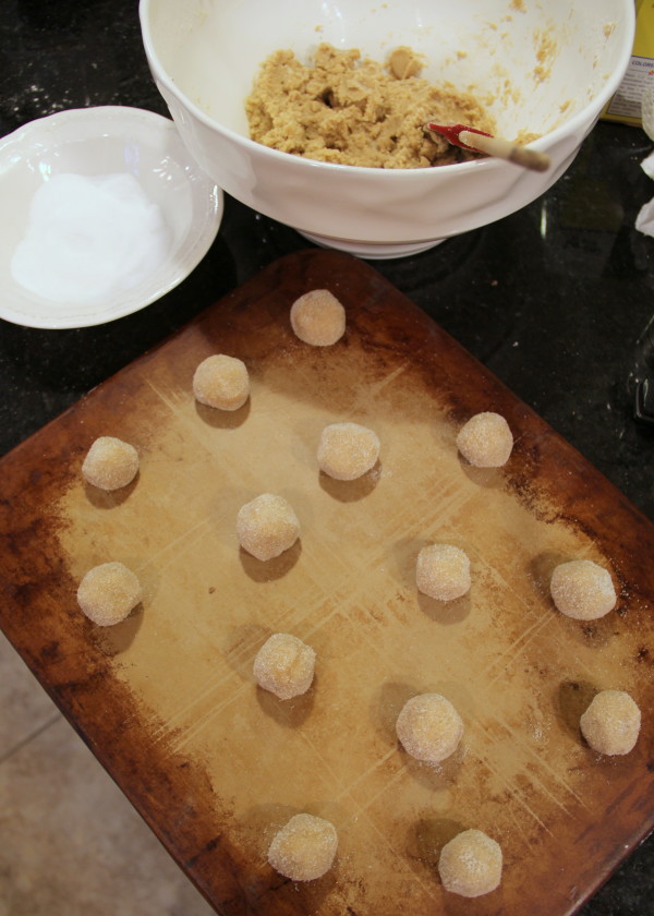 Cracked Brown Sugar Cookies - Rolled into balls - #foodiechicksrule #brownsugarcookies