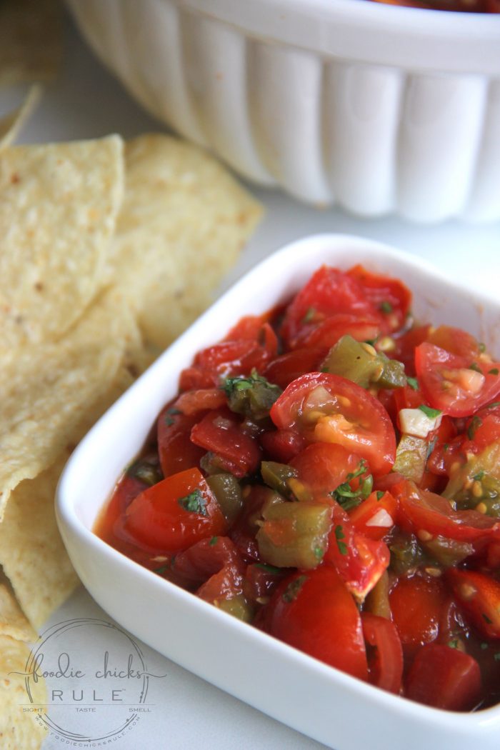 Best Homemade Salsa!! So fresh and SO easy to make! foodiechicksrule.com #mexicanfood #homemadesalsa #bestsalsarecipe #mexicanrecipes