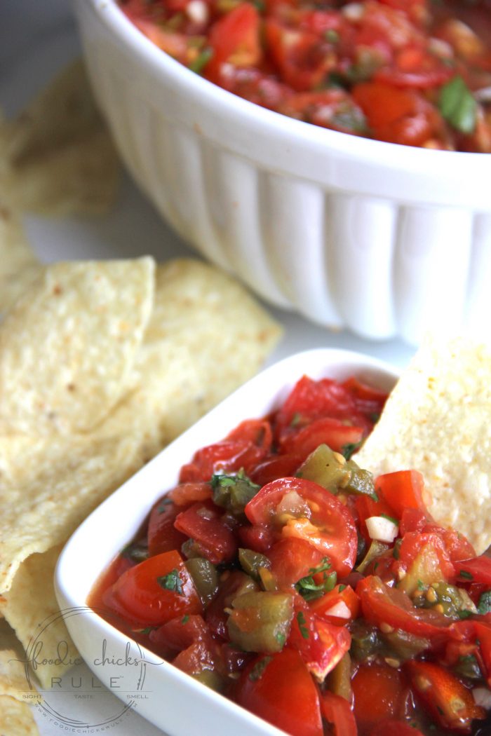 Best Homemade Salsa!! So fresh and SO easy to make! foodiechicksrule.com #mexicanfood #homemadesalsa #bestsalsarecipe #mexicanrecipes