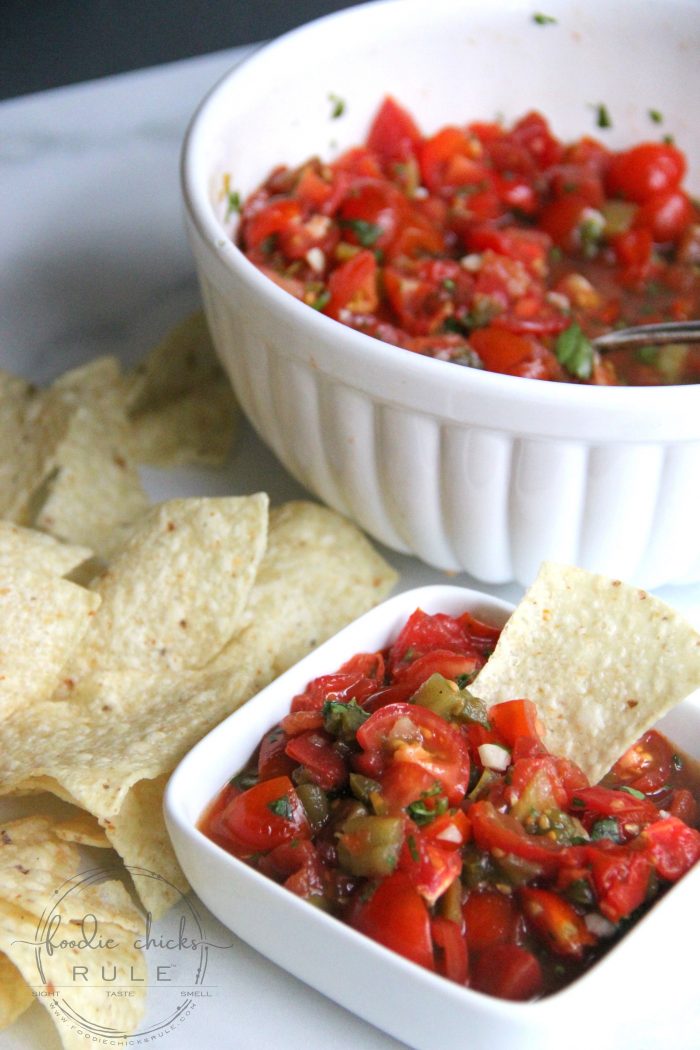 Best Homemade Salsa!! So fresh and SO easy to make! foodiechicksrule.com #mexicanfood #homemadesalsa #bestsalsarecipe #mexicanrecipes