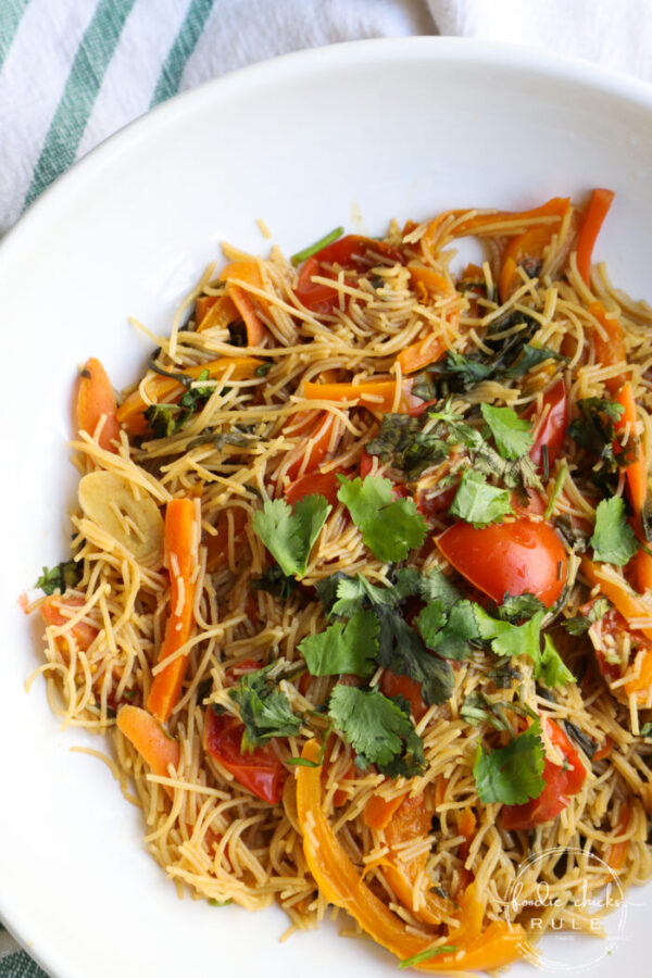 This Veggie Noodle Stir Fry is PLANT BASED for a healthy, and quick, meal option! So fresh and good! foodiechicksrule.com #veggiemeal #plantbased #vegan #noodlestirfry #stirfry #vegandinners #plantbasedideas